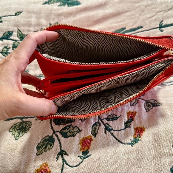 Elegant coral Wristlet - Picture 2 of 3